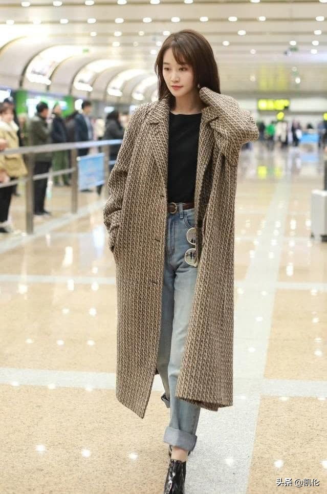 蓝盈莹制服身材照,蓝盈莹街拍露脐装