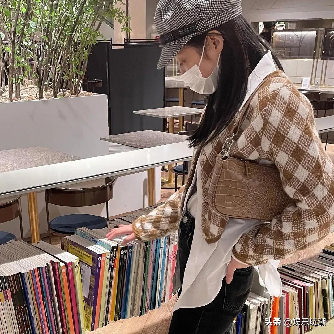 jennie生日应援视频,jennie生日收到粉丝给的白玫瑰