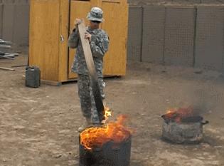 越战美军的生理难题：走出基地就挨越共黑枪，无奈特设烧屎官