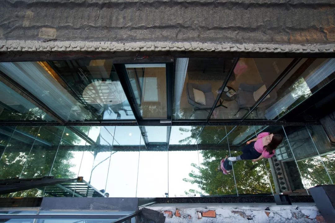 北京姑娘继承胡同老房，地板铺镜子、浴厕全透明，一个人住太爽