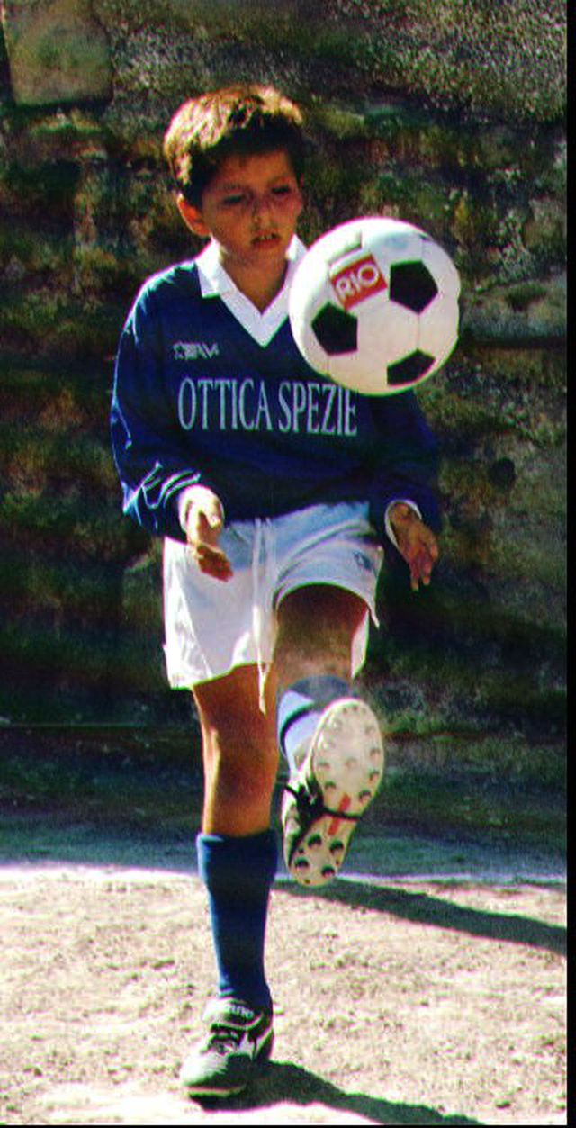 马拉多纳为什么一半天使一半魔鬼,一代球王迭戈马拉多纳