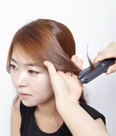 卷发复古马尾扎法,减龄双马尾卷发扎法教程