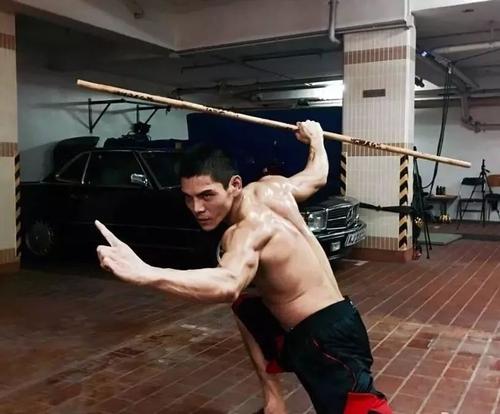 向佐健身励志视频,向佐西装腹肌