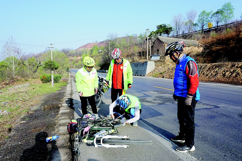 83岁老人一人一车骑行全国,80岁老人骑行太原