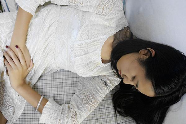 女性来大姨妈时，为何会排出黑色的经血，还有血块一起？