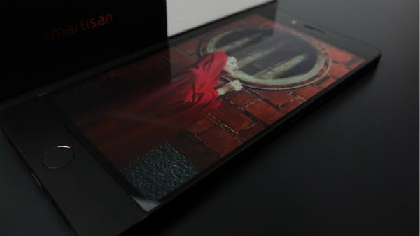 圆滑当道的锐利异类，坚果Pro上手体验——不错的备用机