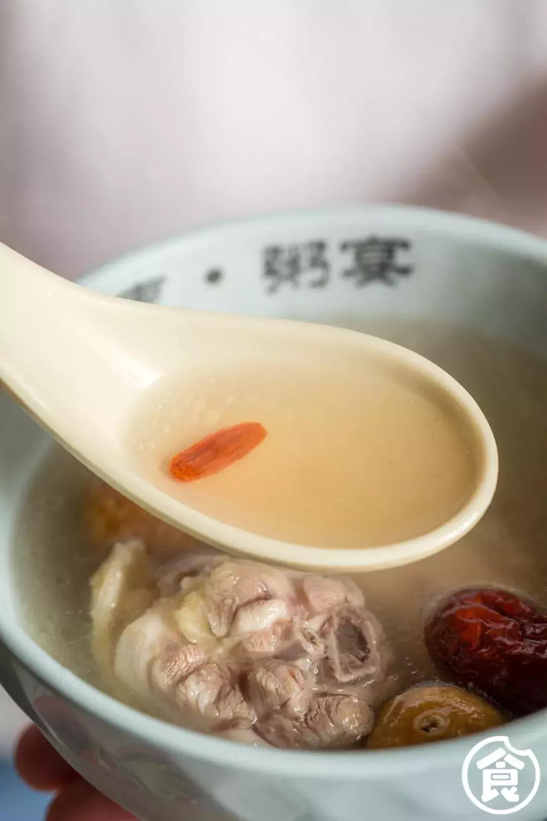 桥东爆出一锅「豪华花胶鸡」排队也要吃！还藏着一个海鲜市集