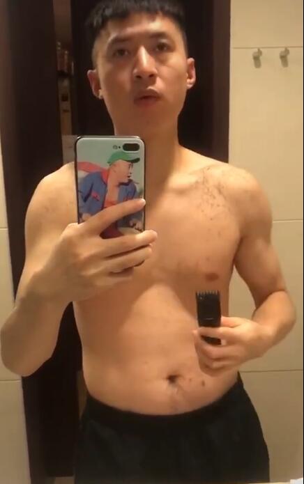 国乒世界冠军给自己理发！碎发洒满肩膀亮点太多，身材遭调侃