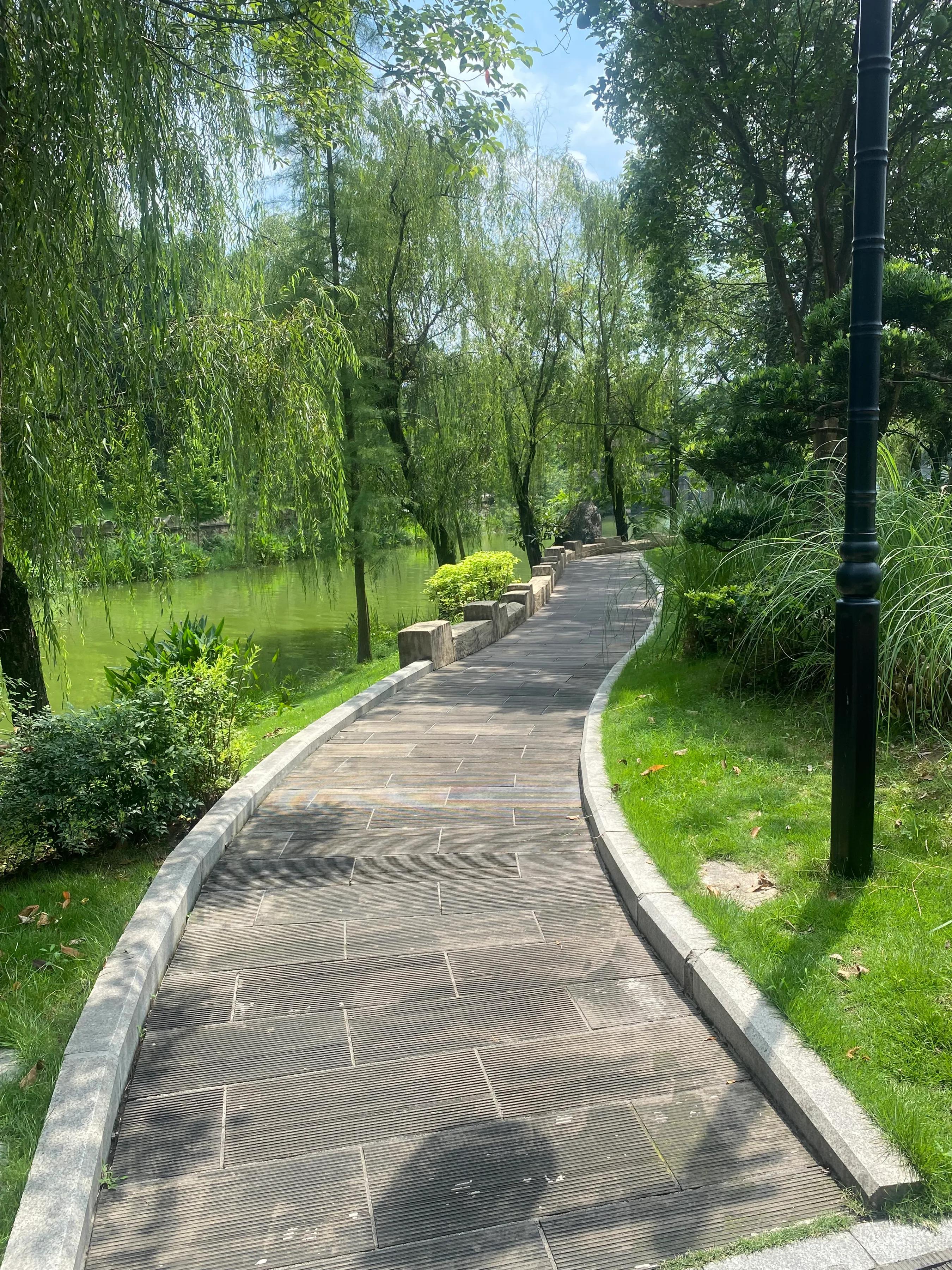 愿意为你花钱花时间的人才是爱你,舍得花钱和舍得花时间的爱情