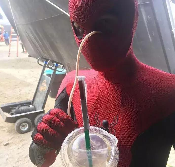 荷兰弟穿着黄色衣服,荷兰弟用眼睛喝水