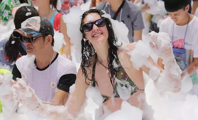 泰国泼水节爆发枪战,泰国泼水节