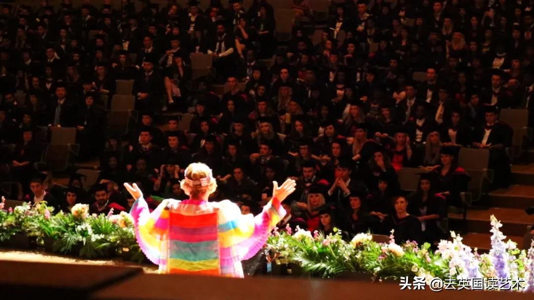 他以一己之力，让UAL的毕业典礼变成“女装大佬”的异装盛会