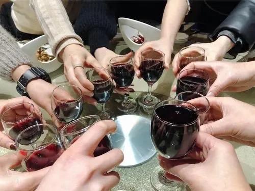 阿里女员工自曝被灌酒事件,阿里女员工自曝饭局醉酒