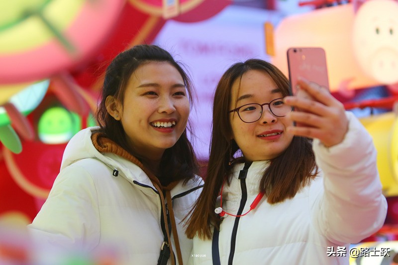 上海迪士尼2022烟花秀点亮新一年,北京三里屯迪士尼灯会