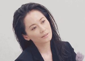 硬刚女皇龙妈也扛不住法令纹，2条沟壑让人心疼，贴一贴就消了