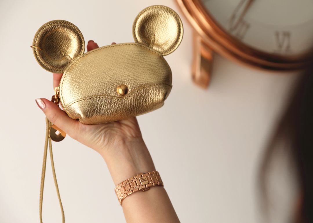 鼠年的女人买什么色的包包好,大牌鼠年限量款包包