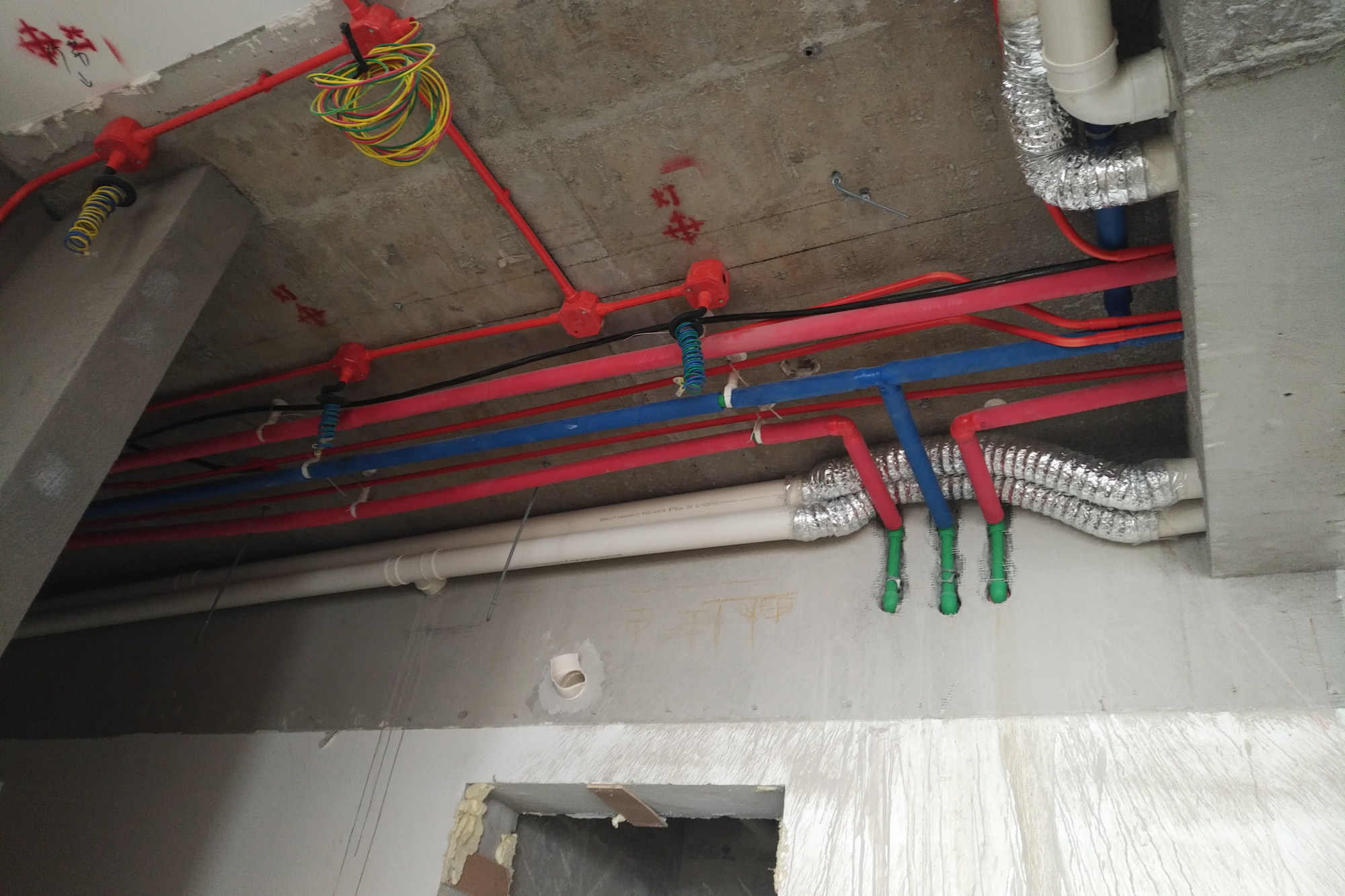 厨房电线走顶还是走地线好,家装电线走顶好还是走地好