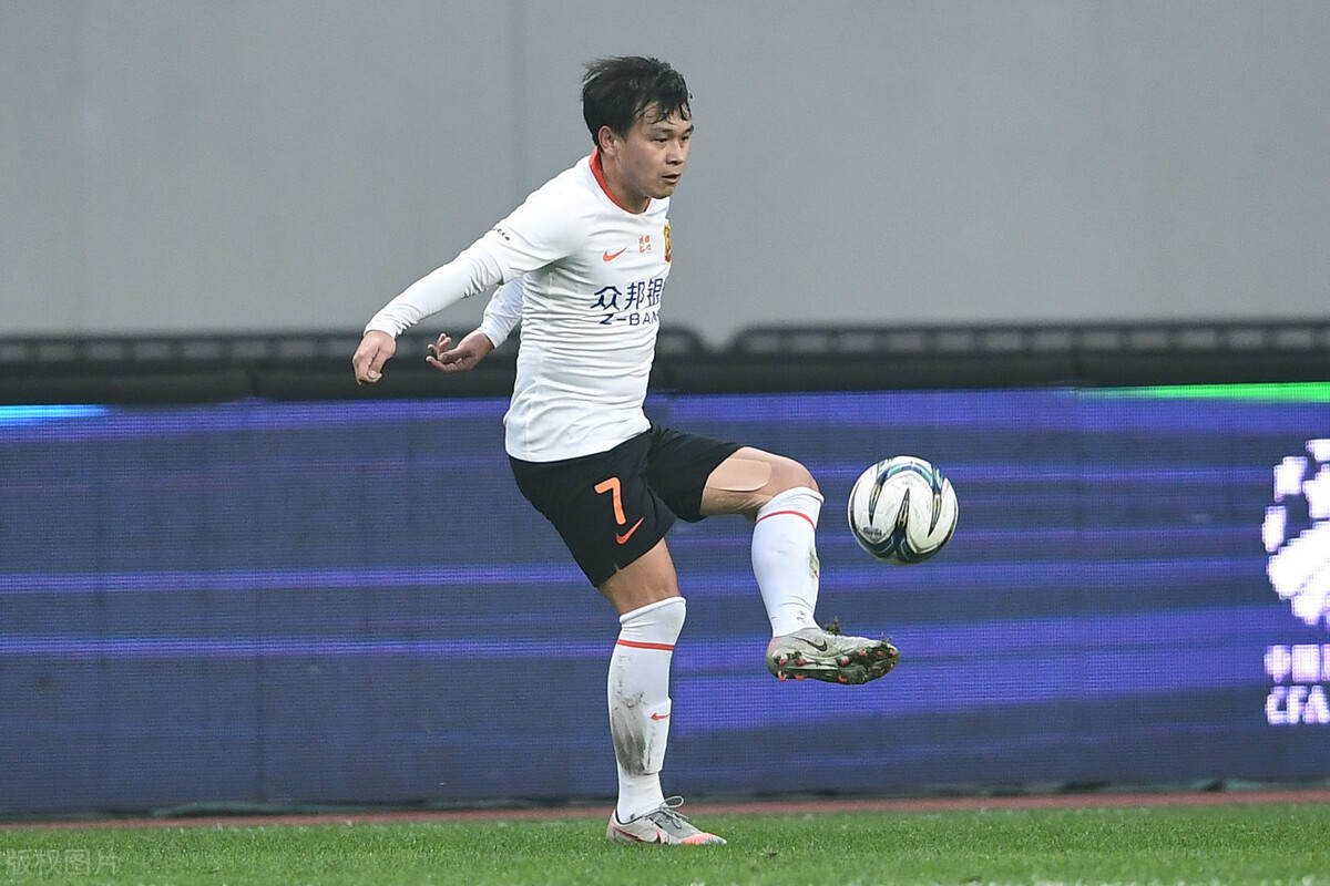 官宣！武汉队与效力9年功勋飞翼完成续约，左路短板靠他支撑了