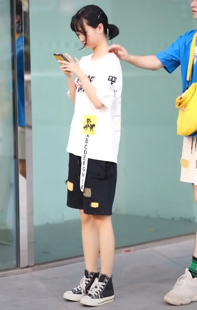 最近很火的一对情侣街拍,街拍情侣最萌身高差穿搭