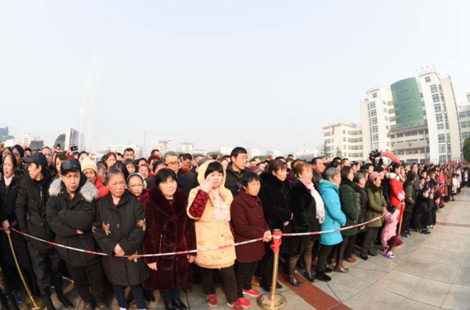 广元市老城小西街嘉陵广场,看看广场有多热闹