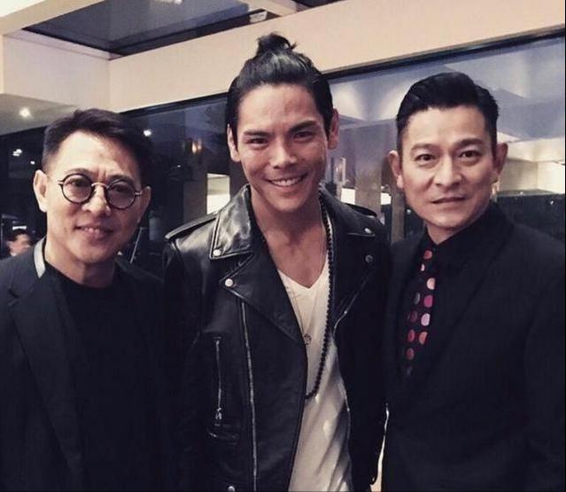 向佐健身励志视频,向佐西装腹肌