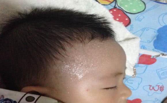 儿童睡觉头出汗是什么原因引起的,小孩睡觉头爱出汗是什么原因