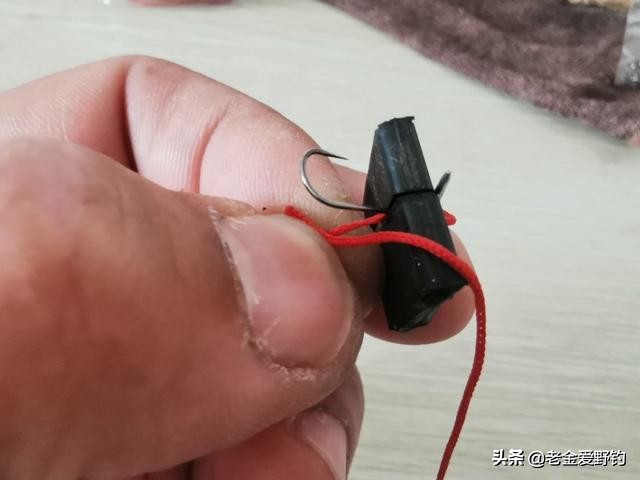 怎么用绑钩器绑钩简单又结实,绕线圈自制绑钩器可以绑袖钩