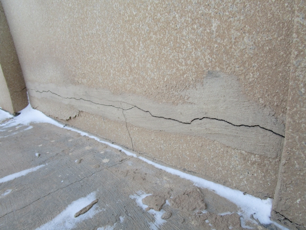 地基与外墙间裂缝用玻璃胶填充西宁海亮公司“坏房子”最终败诉