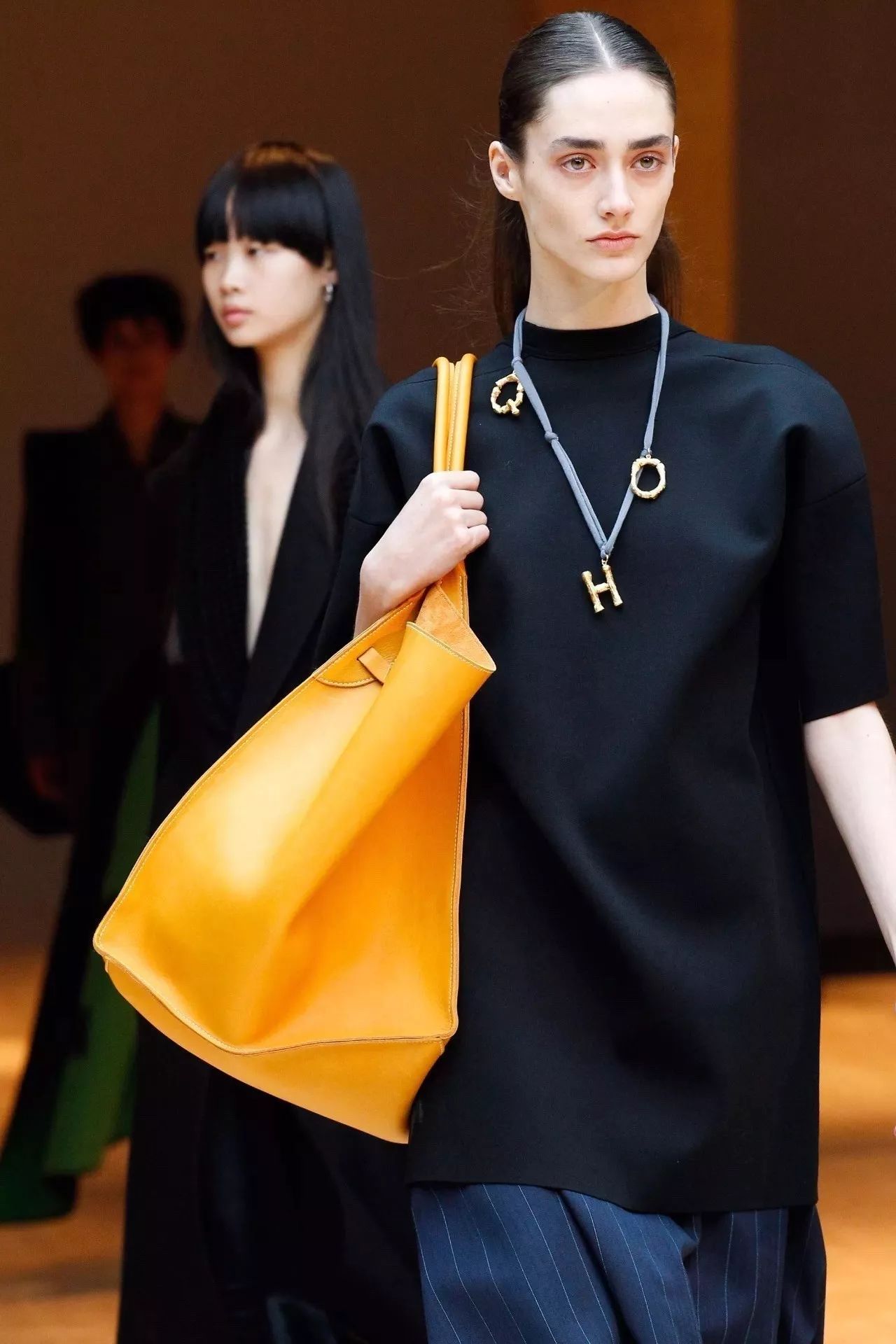 奢侈品牌包包街拍照片大全,包包推荐小众高级感街拍