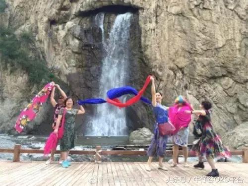 阿姨们照相带7条丝巾上热搜，网友大军忍不住晒出自家妈妈