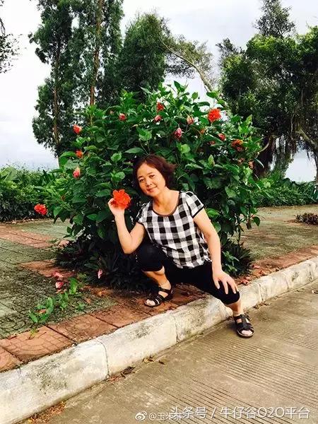 阿姨们照相带7条丝巾上热搜，网友大军忍不住晒出自家妈妈