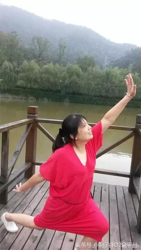 阿姨们照相带7条丝巾上热搜，网友大军忍不住晒出自家妈妈