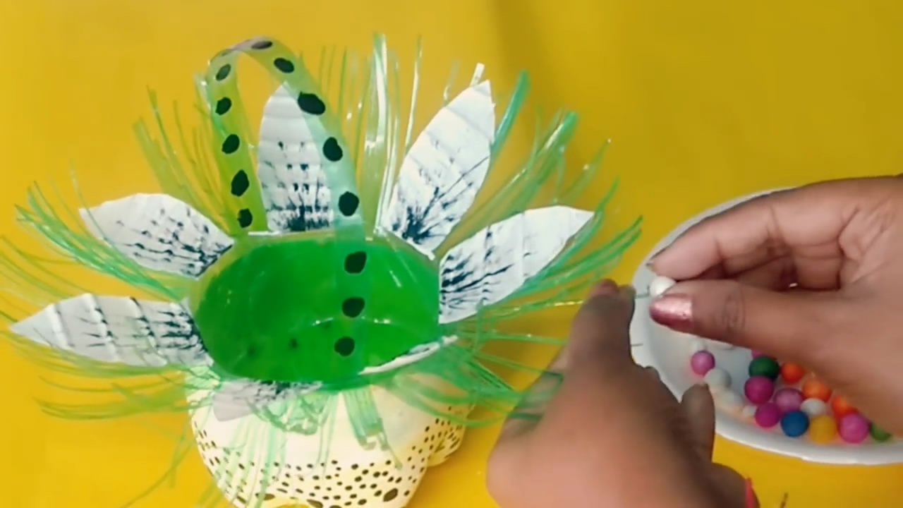 四年级变废为宝塑料瓶创意花篮,塑料瓶制作花篮的视频教程全集