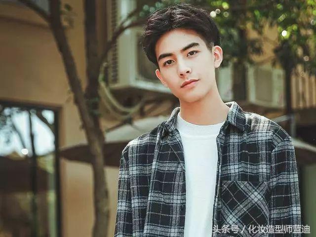 男生发型2021流行发型中学生,男生短发型2021流行发型碎盖头