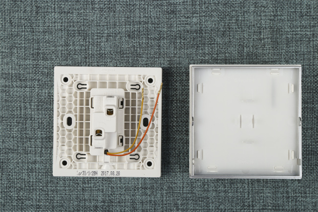 施耐德三开单控无边框开关怎么拆,施耐德无框开关拆卸