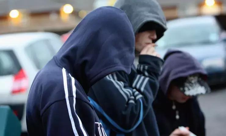 男士墨绿色帽衫怎么搭,不只有黑白色的男生穿搭