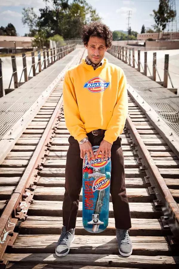 男士墨绿色帽衫怎么搭,不只有黑白色的男生穿搭