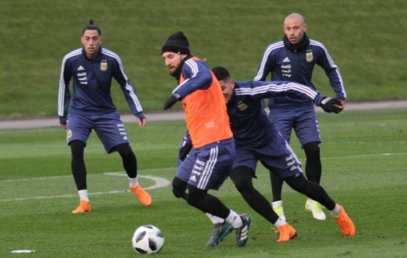 阿根廷决赛梅西防守,阿根廷训练视频梅西失误