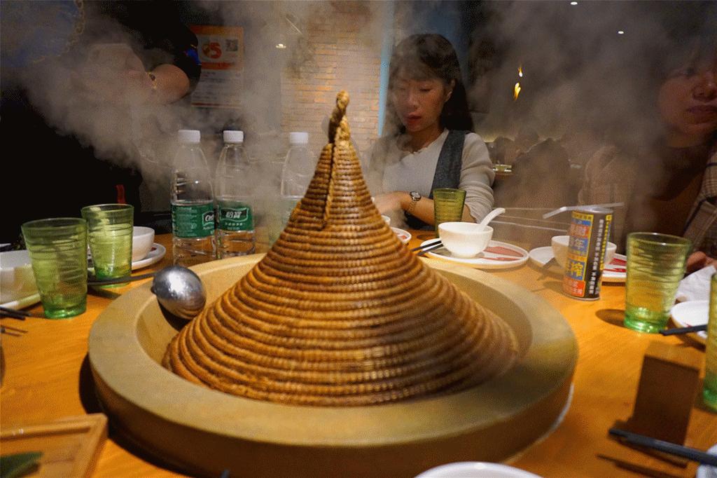 草帽盖出鲜滋味，春季吃鱼最当时——云中歌蒸汽石锅鱼吃起来！