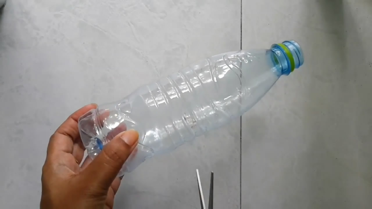 废物利用塑料瓶做笔筒简单超好看,塑料瓶废物再利用手工笔筒