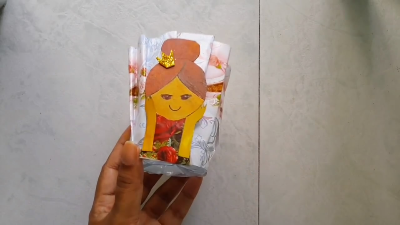 废物利用塑料瓶做笔筒简单超好看,塑料瓶废物再利用手工笔筒