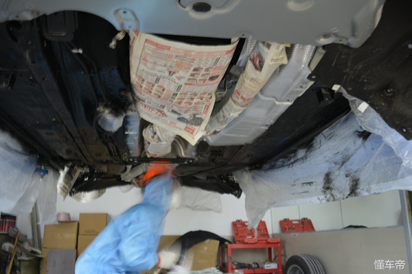 汽车底盘装甲的施工步骤是什么,喷的底盘装甲和装的底盘装甲区别