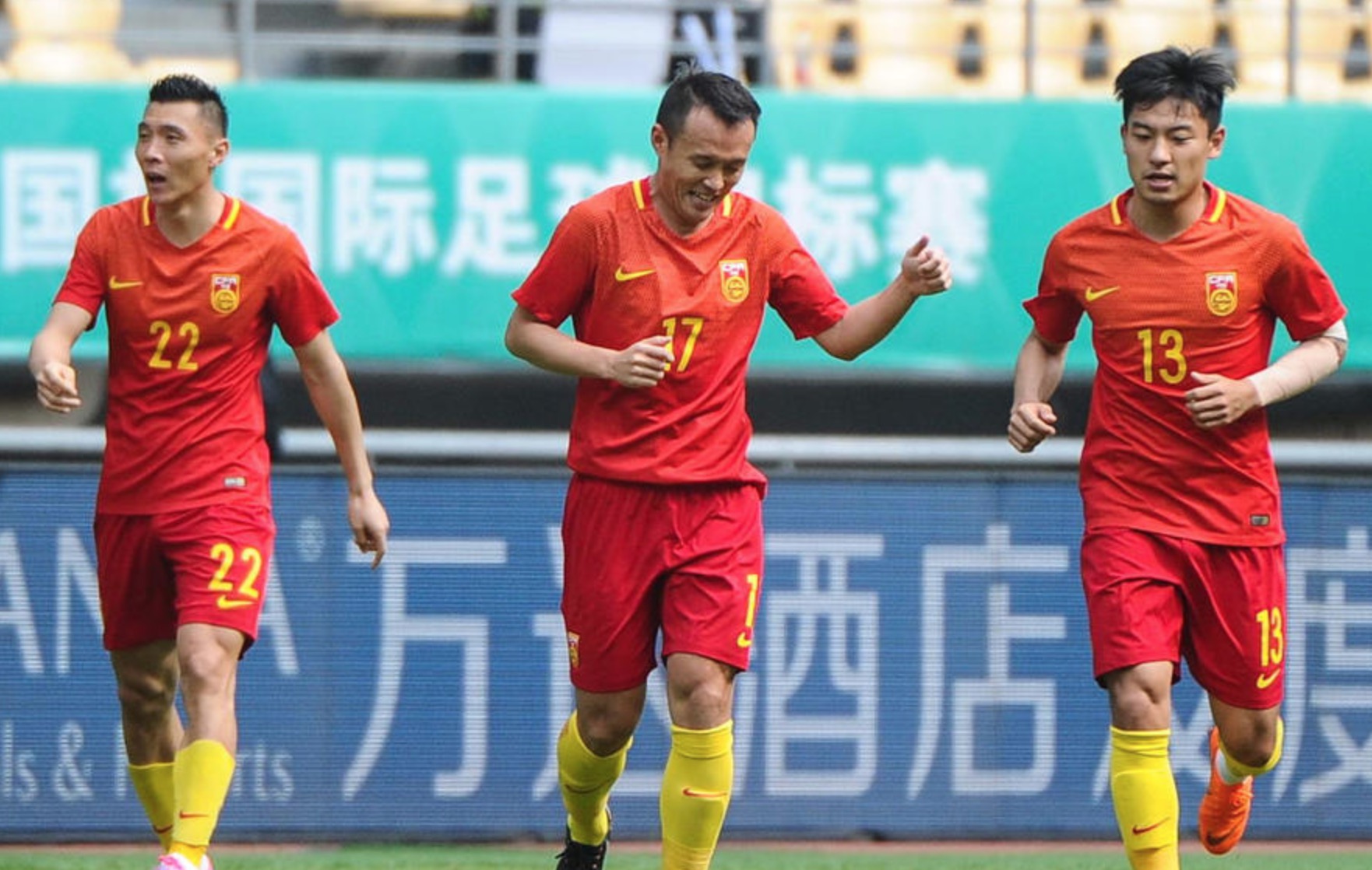 国足小将连续摆脱世界波直奔死角,够拼