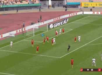 国足小将连续摆脱世界波直奔死角,够拼