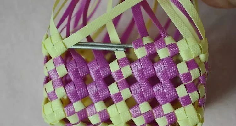 塑料带手工编织篮子收纳筐,塑料袋收纳筐