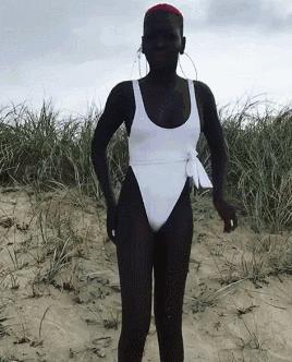 她连牙龈都是乌黑的！但她却敢反歧视，活成INS大热的模特女王