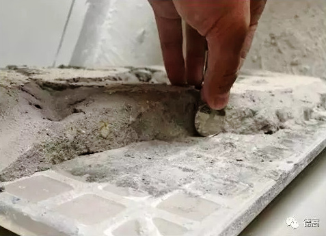 墙面瓷砖裂缝修补专用胶防水,用德高腻子怎么还是开裂