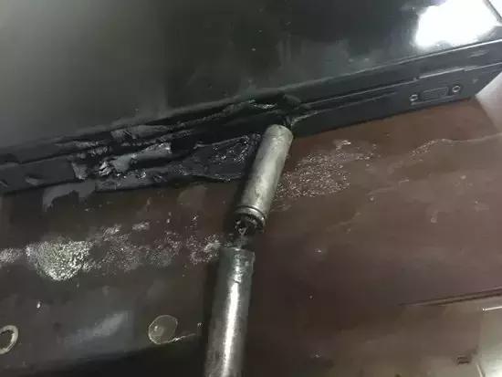 笔记本长时间充电电池突然爆炸,笔记本电池突然爆炸