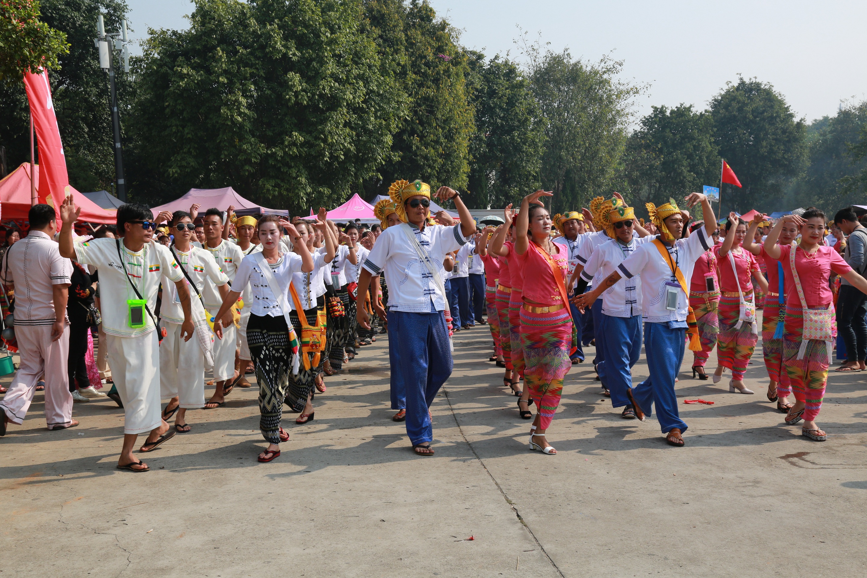 景洪泼水节今年还过吗,连山原生态景区皇后山泼水节