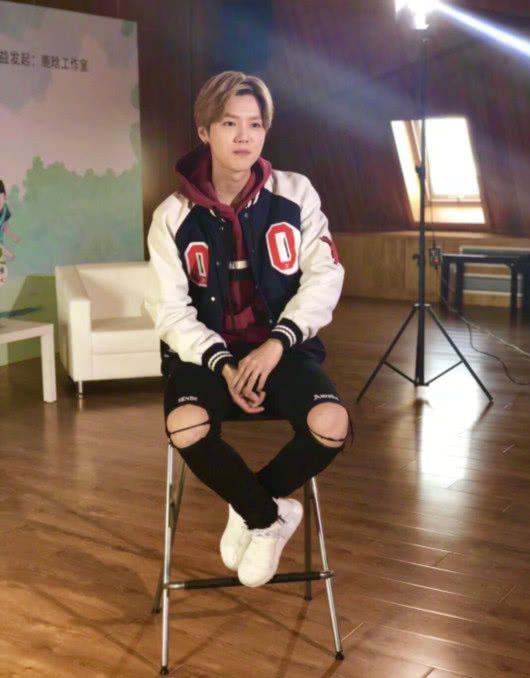 天下足球专访孙兴慜的记者,天下足球鹿晗